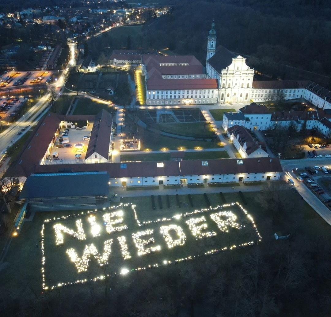 Luftbild von leuchtendem Schriftzug "NIE WIEDER" im Kloster Fürstenfeld