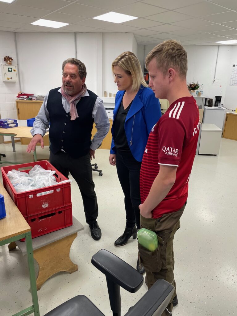 Foto zeigt Britta Jacob bei Besuch der Brucker Werkstätten