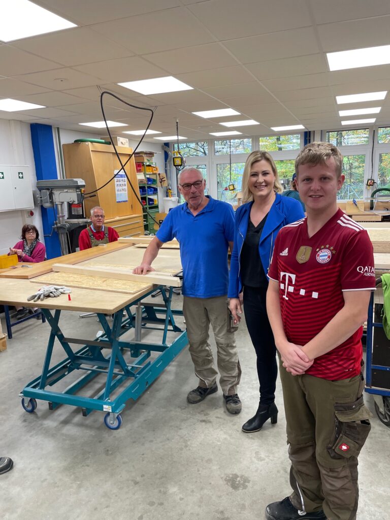 Foto zeigt Britta Jacob bei Besuch der Brucker Werkstätten