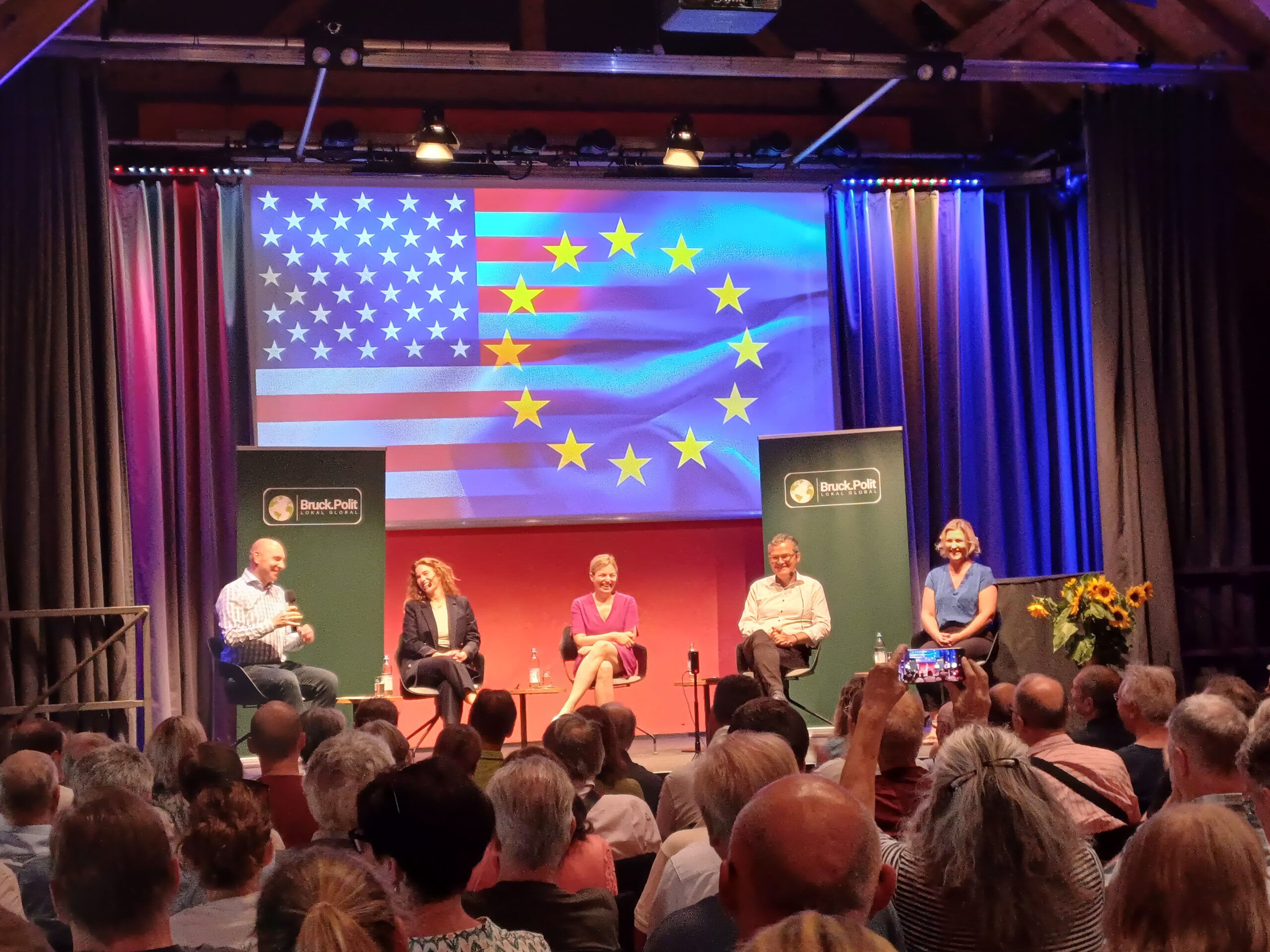 Foto von Podium mit Publikum "Bruck.Polit"